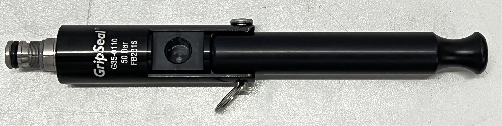 　　O形密封圈O形圈(O-rings)是一種截面為圓形的橡膠密封圈，因其截面為O形，故稱其為O形橡膠密封圈，也叫O形圈。開始出現在19世紀中葉，當時用它作蒸汽機汽缸的密封元件。因為價格便宜，制造簡單，功能可靠，并且安裝要求簡單，O形環是最常見的密封用機械設計。測試用的快速密封連接器廣泛應用于各行各業，我們生活中每天看到的汽車，空調，洗衣機，熱水器，家電等等都會用到快速接頭進行氣密性檢測。而O型密封圈作為快速接頭的重要組件，發揮著不可替代的作用，它是防止泄漏的關鍵。  　　格雷希爾GripSeal G35系列快速密封接頭  　　快速接頭O型圈對比其他密封圈有什么特別的性能呢?  　　1.簡單可靠，易于更換，降低了接頭維護的成本。  　　2..體積小，重量輕，使快速接頭的密封結構更加簡單。  　　3.材料可選，適應不同流體應用。  　　快速接頭O型圈材質：  　　O型圈，多數為丁晴橡膠NBR，也有氟橡膠FKM或是三元乙丙EPDM, 極少數也配置硅橡膠。  　　快速接頭O型圈使用壽命：  　　一般不能保證特定場合下的使用壽命，與很多因素相關差異很大。常規幾千次到幾萬次不等。  　　O型圈屬于易損配件，需要經常更換，格雷希爾GripSeal提供配件服務，如果您需要更換O型圈，可聯系億控科技。  　　格雷希爾GripSeal，為新能源汽車、自動化集成商、制冷、家電、液壓閥門、儀器儀表、航空航天、醫療器械等行業提供快速可靠的連接器，讓測試速度加倍。以好抓取、易密封為設計出發點，實現一秒連接，瞬時密封的友好客戶體驗，通過持續的產品設計、質量提升、選用質優材料、鉆研精巧工藝，打造國產快速密封連接器品牌